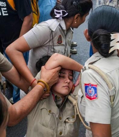 Home Ministry orders suspension of mobile internet services near Jantar Mantar Home Ministry orders suspension of mobile internet services near Jantar Mantar