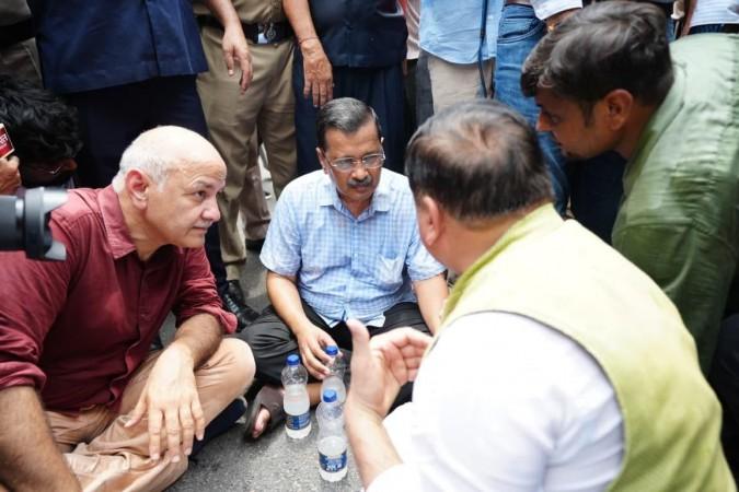 Arvind Kejriwal, AAP Leaders Detained During March to PM Modi's Residence Over E20 Petrol Protest Arvind Kejriwal, AAP Leaders Detained During March to PM Modi's Residence Over E20 Petrol Protest