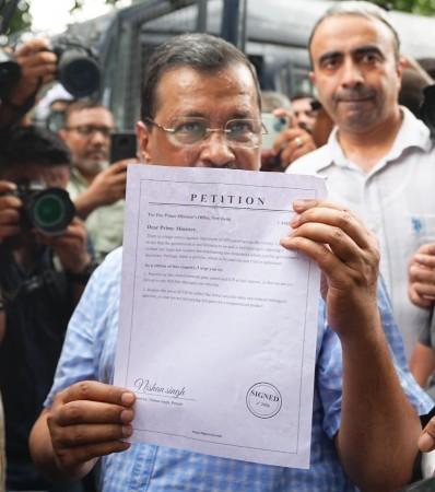 Arvind Kejriwal, AAP Leaders Detained During March to PM Modi's Residence Over E20 Petrol Protest Arvind Kejriwal, AAP Leaders Detained During March to PM Modi's Residence Over E20 Petrol Protest