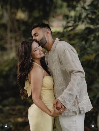 BB fame Jiya Shankar gets engaged to boyfriend Kaaran Dhanak; flaunts diamond ring, cries during dreamy proposal BB fame Jiya Shankar gets engaged to boyfriend Kaaran Dhanak; flaunts diamond ring, cries during dreamy proposal