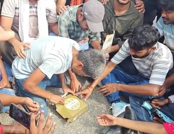 Jharkhand Gen-Z protest: 'Hemu Chacha' birthday cake, Spider-Man join Assembly march; former JPSC chairman arrested Jharkhand Gen-Z protest: 'Hemu Chacha' birthday cake, Spider-Man join Assembly march; former JPSC chairman arrested