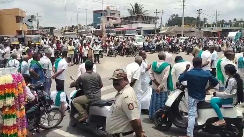 'Our Water, Our Right': Karnataka Bandh Over 12,000-Cusec Cauvery Release Sparks Fierce Protests In Mandya, Bengaluru Remains Unaffected | 'Our Water, Our Right': Karnataka Bandh Over 12,000-Cusec Cauvery Release Sparks Fierce Protests In Mandya, Bengaluru Remains Unaffected |