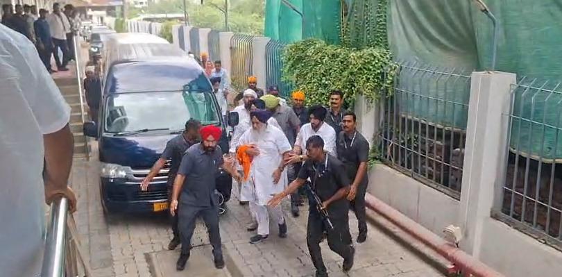 Sukhbir Singh Badal attacked by Nihang in Nanded, security personnel also injured