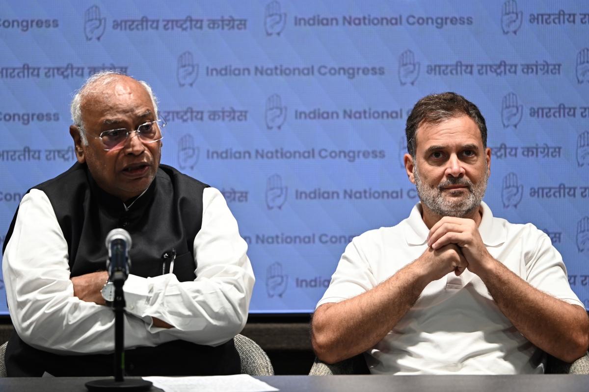 Vande Mataram Played at Congress HQ as Kharge, Rahul Gandhi Skip Red Fort I-Day Celebrations for Second Year