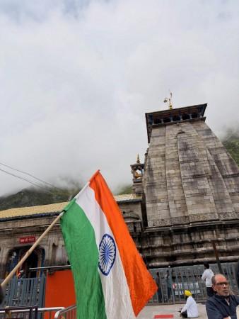 India Turns 80: Kedarnath Temple Joins Independence Day Celebrations With Patriotic Spirit, Tiranga Unfurled Atop Shrine India Turns 80: Kedarnath Temple Joins Independence Day Celebrations With Patriotic Spirit, Tiranga Unfurled Atop Shrine