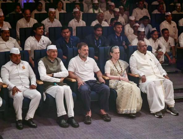 Karnataka BJP leader files police complaint against Sonia Gandhi over Vande Mataram row
