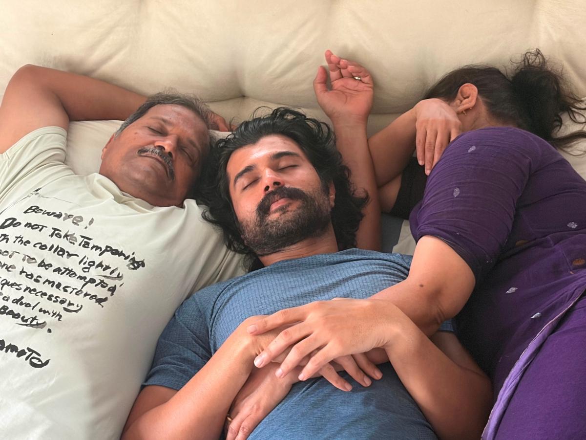'Rains Canceled Shoots': Vijay Deverakonda Shares Adorable Nap-Time Pic With Parents; Wife Rashmika Mandanna Gets Special Credit