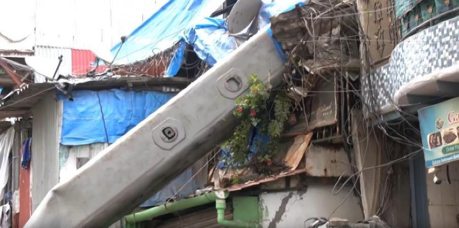 Mumbai Tragedy: MMRDA Crane Falls On House Near Railway Tracks In Kurla, More Than 10 Injured Mumbai Tragedy: MMRDA Crane Falls On House Near Railway Tracks In Kurla, More Than 10 Injured