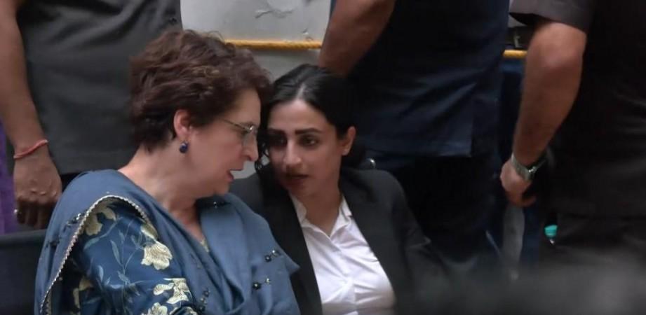Rahul, Priyanka Gandhi continue dharna at Parliament Street Police Station with pellet victim; demand FIR Rahul, Priyanka Gandhi continue dharna at Parliament Street Police Station with pellet victim; demand FIR
