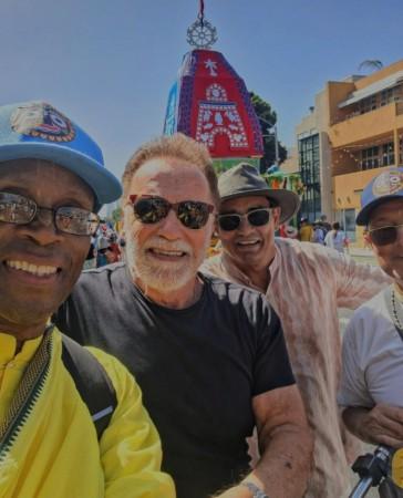 The Terminator Actor Arnold Schwarzenegger Joins ISKCON's Rath Yatra In Los Angeles; His Selfie In Front Of Chariot Goes Viral