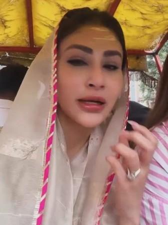 Mouni Roy offers prayers at Kashi Vishwanath during Sawan Mouni Roy offers prayers at Kashi Vishwanath during Sawan