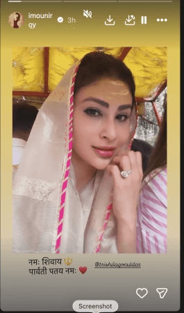 Mouni Roy offers prayers at Kashi Vishwanath during Sawan Mouni Roy offers prayers at Kashi Vishwanath during Sawan