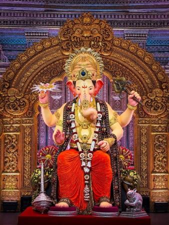First glimpse of Mumbai's Lalbaugcha Raja Pratham Darshan; devotees crowd pandal, chant 'Ganpati Bappa Morya' First glimpse of Mumbai's Lalbaugcha Raja Pratham Darshan; devotees crowd pandal, chant 'Ganpati Bappa Morya'