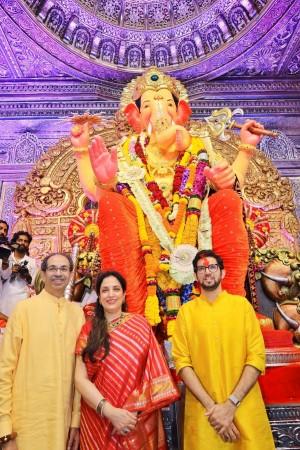 Lakhs queue up for Lalbaugcha Raja darshan, Uddhav-Aaditya Thackeray, Vidyut Jammwal get easy VVIP access