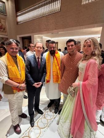 Ranveer Singh poses with US envoy Sergio Gor; Sanjay Dutt with Tiffany Trump, Radhika Merchant dances to 'Ekadantaya Vakratundaya' at Antilia's Ganesh Utsav Ranveer Singh poses with US envoy Sergio Gor; Sanjay Dutt with Tiffany Trump, Radhika Merchant dances to 'Ekadantaya Vakratundaya' at Antilia's Ganesh Utsav