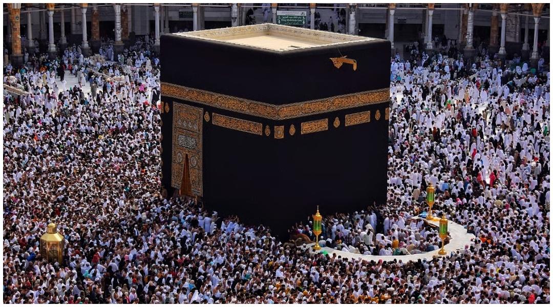 Mecca sees first-ever missile alert, Houthis deny attack; US issues travel advisory