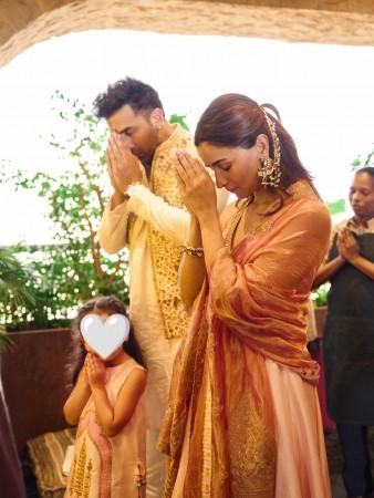 Alia Bhatt hides Raha's face as she celebrates Ganesh Chaturthi with Ranbir-Neetu Kapoor at Krishna Raj bungalow Alia Bhatt hides Raha's face as she celebrates Ganesh Chaturthi with Ranbir-Neetu Kapoor at Krishna Raj bungalow