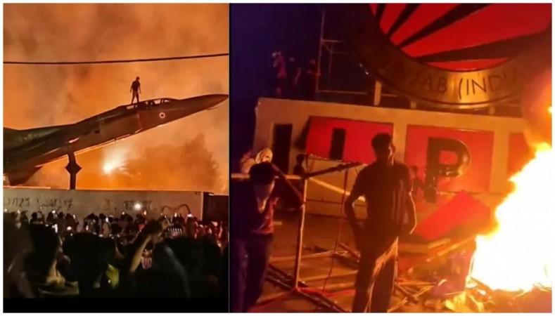 LPU Phagwara Protest: Video Shows Students Vandalise Campus, Set Property On Fire Over Viral Rape Rumour; Police Deny Claim LPU Phagwara Protest: Video Shows Students Vandalise Campus, Set Property On Fire Over Viral Rape Rumour; Police Deny Claim