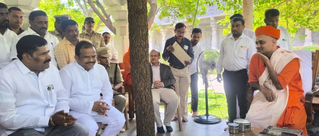 K'taka govt invites Abhinava Gavisiddeshwara Mahaswamiji to inaugurate Mysuru Dasara; Shivakumar urges people to witness grandeur