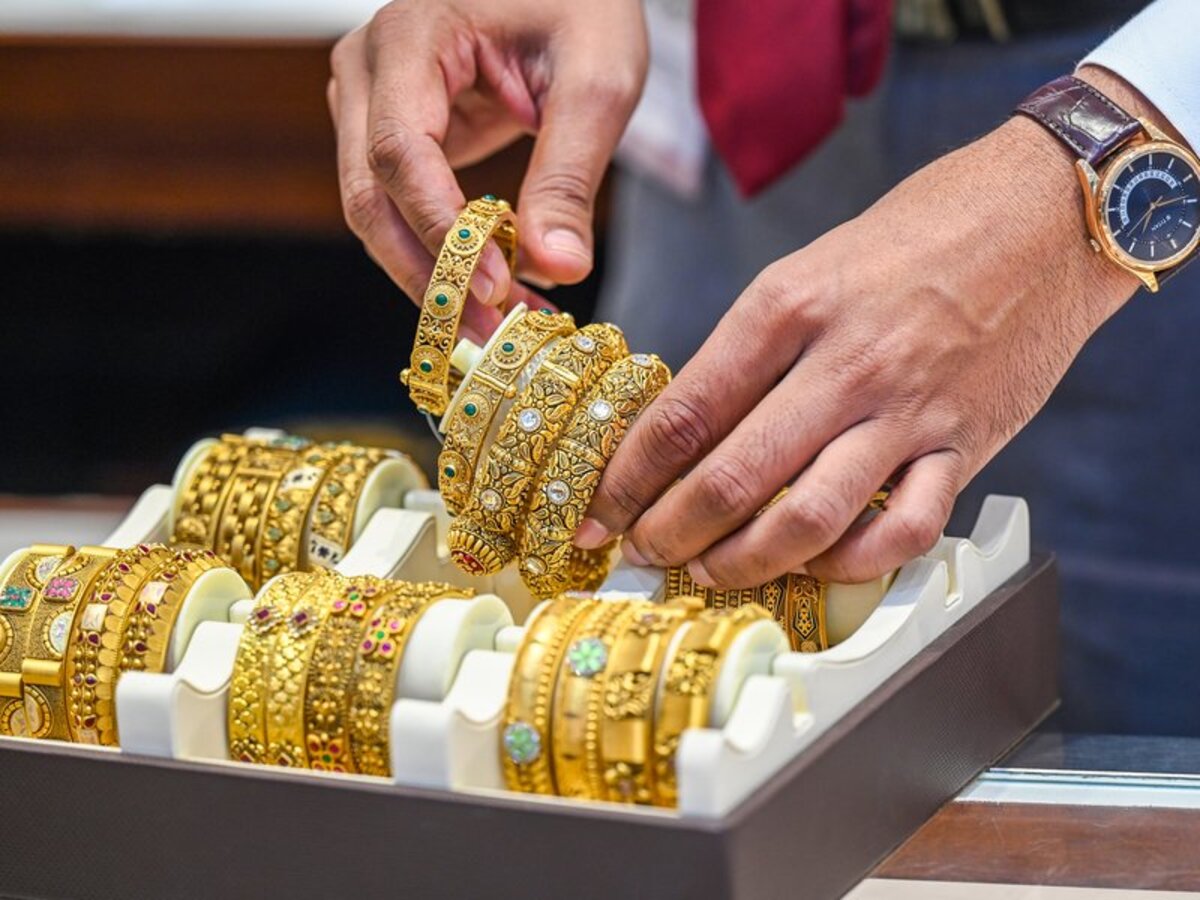 Gold and silver prices fall up to 1% amid US yields and Iran tensions