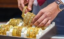 Gold and silver prices fall up to 1% amid US yields and Iran tensions