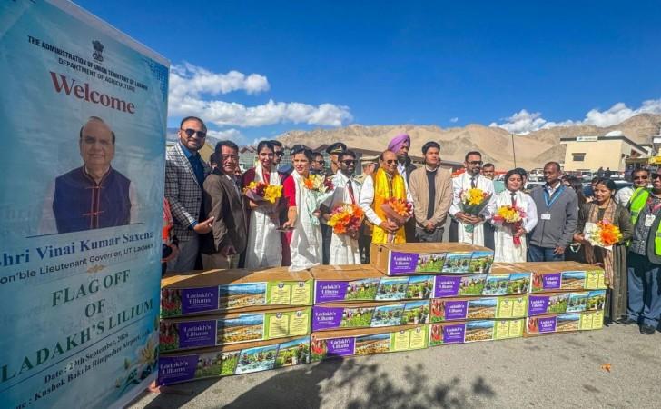 Lieutenant Governor of Ladakh Vinai Kumar Saxena flagging off the first air-consignment of 15,000 Ladakh Lilium