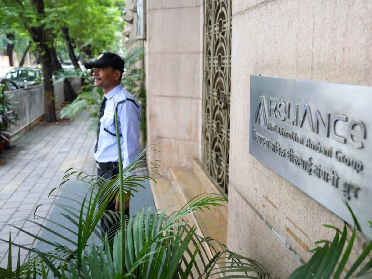 CBI files chargesheet against Reliance Communications and executives in LIC fraud case