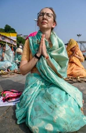 Germany, Ghana & Russia Devotees Perform Pind Daan for Ancestors in Bihar's Gaya Ji Germany, Ghana & Russia Devotees Perform Pind Daan for Ancestors in Bihar's Gaya Ji