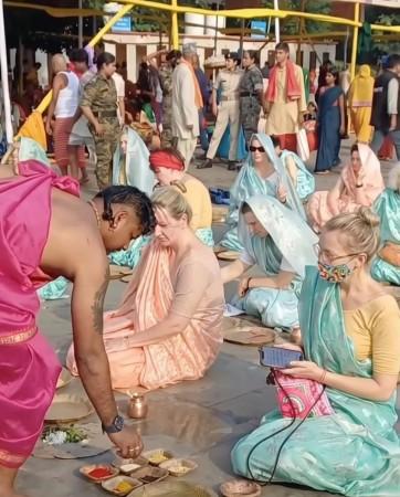 Germany, Ghana & Russia Devotees Perform Pind Daan for Ancestors in Bihar's Gaya Ji Germany, Ghana & Russia Devotees Perform Pind Daan for Ancestors in Bihar's Gaya Ji