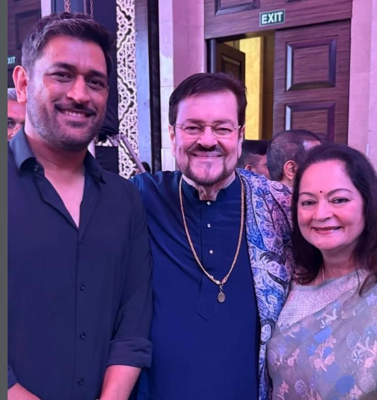 Dhoni meets Nitin Mukesh, sings 'Main Pal Do Pal Ka Shayar Hoon'