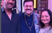 Dhoni meets Nitin Mukesh, sings 'Main Pal Do Pal Ka Shayar Hoon'