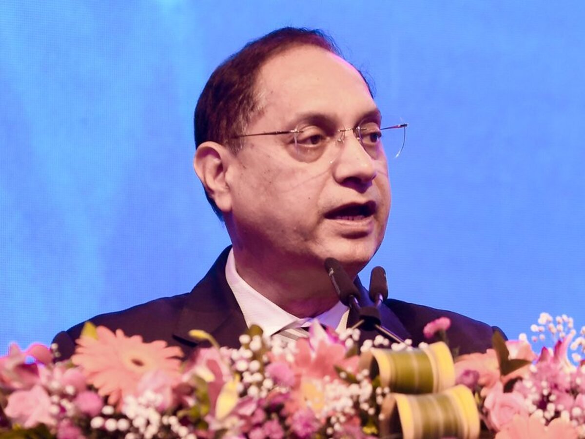 SEBI Chief Warns Investors Against Anonymous 'Finfluencer' Tips Amid Market Growth