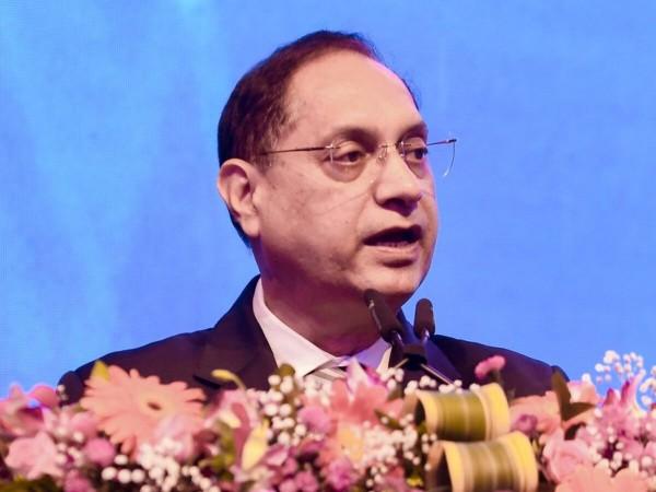 SEBI Chief Warns Investors Against Anonymous 'Finfluencer' Tips Amid Market Growth