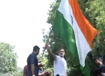 Rahul Gandhi climbs barricade, waves Tricolour during CEC protest