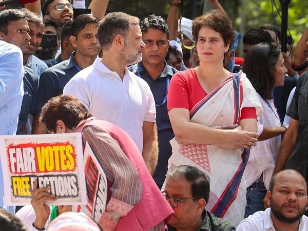 Rahul Gandhi trolled for eating 'chicken roll' during Pitru Paksha, climbs barricade, waves Tricolour during CEC protest Rahul Gandhi trolled for eating 'chicken roll' during Pitru Paksha, climbs barricade, waves Tricolour during CEC protest