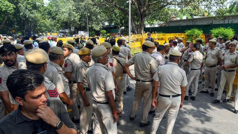 2 injured as stones pelted at cops in Connaught Place; Tushar Gandhi calls for solidarity protest in Mumbai