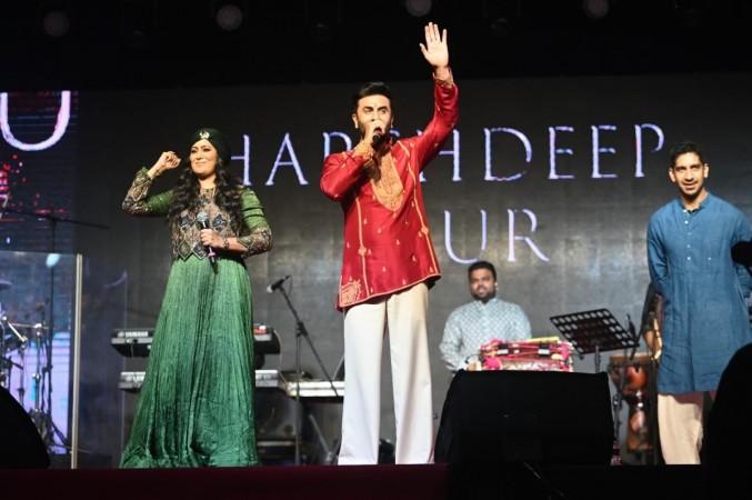 Alia Bhatt, Ayan Mukerji walk hand-in-hand; Alia's Bengali look reminds fans of Aishwarya Rai's Paro, and Ranbir Kapoor gets teary-eyed singing Kabira from YJHD Alia Bhatt, Ayan Mukerji walk hand-in-hand; Alia's Bengali look reminds fans of Aishwarya Rai's Paro, and Ranbir Kapoor gets teary-eyed singing Kabira from YJHD