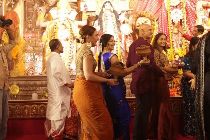 Soha Ali Khan performs Dhunuchi Naach, Karan Johar's son touches Manish Malhotra's feet; Alvira Khan, Seema and Neelam seek Maa Durga's blessings