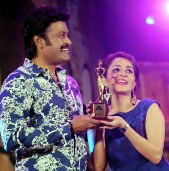 Manoj K Jayan and Bhamaa during Mangalam film awards 2015