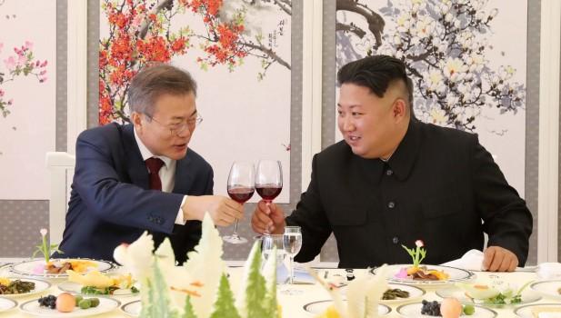 South Korean President Moon Jae-in makes a toast with North Korean leader Kim Jong Un