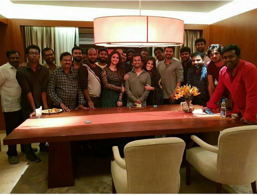 Sarkar team celebrates director AR Murugadoss' birthday! Vijay,Keerthi Suresh,Varalakshmi Sarathkumar,AR Murugadoss birthday,AR Murugadoss birthday celebration,AR Murugadoss birthday celebration pics,AR Murugadoss birthday celebration images,AR Murugadoss birthday celebration stills,AR Murugadoss birthday celeb