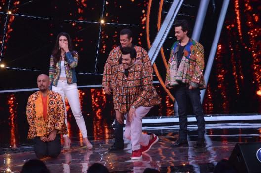 Salman Khan, Aayush Sharma, Warina Hussain dancing wearing Kediyu on the set of Indian Idol 10
