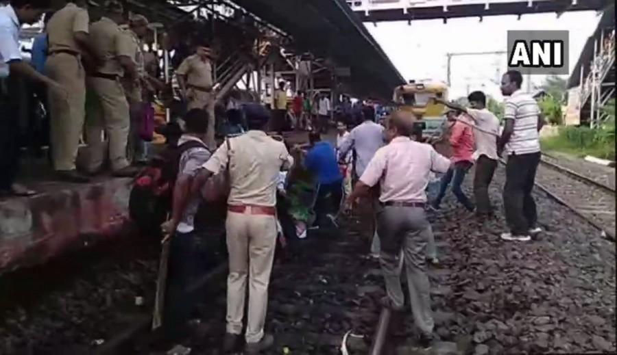 West Bengal Bandh: Buses torched, trains blocked by protesters West Bengal Bandh,West Bengal Bandh pics,West Bengal Bandh images,West Bengal Bandh stills,West Bengal Bandh pictures,West Bengal Bandh photos,Bharatiya Janata Party