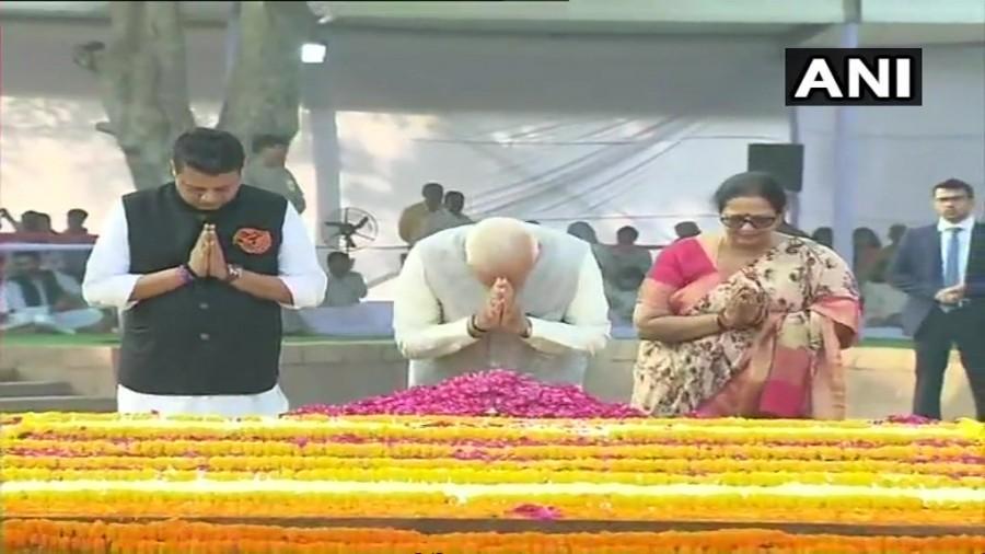 Prime Minister Narendra Modi pays tribute to Mahatma Gandhi Narendra Modi,President Kovind,PM Narendra Modi,Gandhi Jayanti 2018,Mahatma Gandhi,Mahatma Gandhi birthday,Mahatma Gandhi birth anniversary