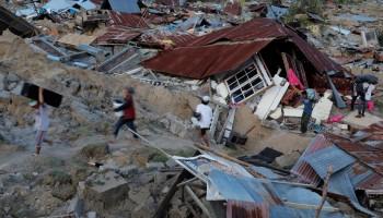 Indonesia Tsunami and Quake Devastate,Indonesia Tsunami,Quake Devastate,Indonesia Quake Devastate,tsunami in Indonesia
