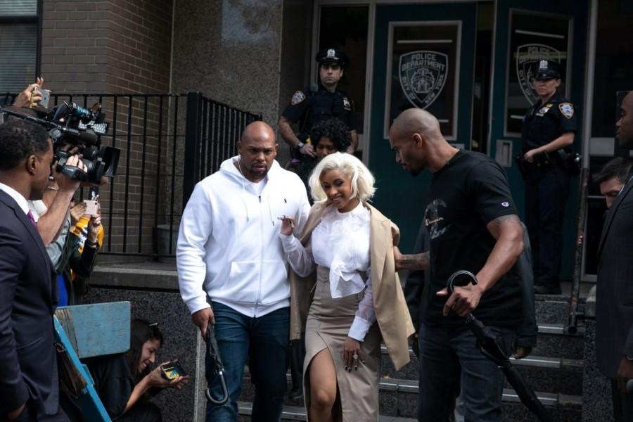 Cardi B surrendered to police in alleged assault at Queens strip club Rapper Cardi B,Cardi B,Cardi B assault complaint,Cardi B assault,Cardi B surrenders to police,strip club brawl,Cardi B strip club brawl,Cardi B pics,Cardi B images,Cardi B stills,Cardi B pictures