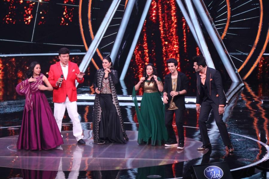 Kajol and Ajay Devgn promote Helicopter Eela on Indian Idol sets Kajol,Kajol and Ajay Devgn,Ajay Devgn,Helicopter Eela,Helicopter Eela promotion,Helicopter Eela movie promotion,Helicopter Eela promotion pics,Helicopter Eela promotion images,Helicopter Eela promotion stills,Helicopter Eela promotion pictures,Helicopter