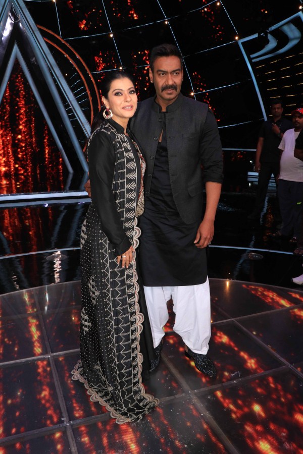Kajol and Ajay Devgn promote Helicopter Eela on Indian Idol sets Kajol,Kajol and Ajay Devgn,Ajay Devgn,Helicopter Eela,Helicopter Eela promotion,Helicopter Eela movie promotion,Helicopter Eela promotion pics,Helicopter Eela promotion images,Helicopter Eela promotion stills,Helicopter Eela promotion pictures,Helicopter