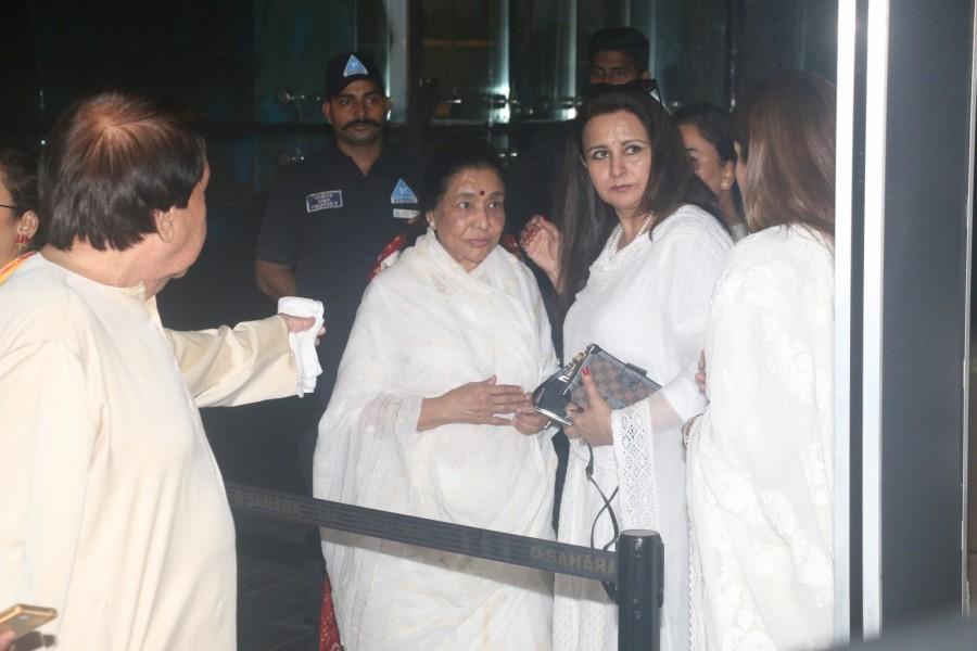 Asha Bhosle Asha Bhosle,Kareena Kapoor,Madhuri Dixit,Sanjay Kapoor,Saif Ali Khan,Krishna Raj Kapoor prayer meet,Krishna Raj Kapoor prayer meet pics,Krishna Raj Kapoor prayer meet images,Krishna Raj Kapoor prayer meet stills,Krishna Raj Kapoor prayer meet pictures