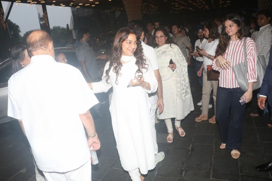 Madhuri Dixit Asha Bhosle,Kareena Kapoor,Madhuri Dixit,Sanjay Kapoor,Saif Ali Khan,Krishna Raj Kapoor prayer meet,Krishna Raj Kapoor prayer meet pics,Krishna Raj Kapoor prayer meet images,Krishna Raj Kapoor prayer meet stills,Krishna Raj Kapoor prayer meet pictures